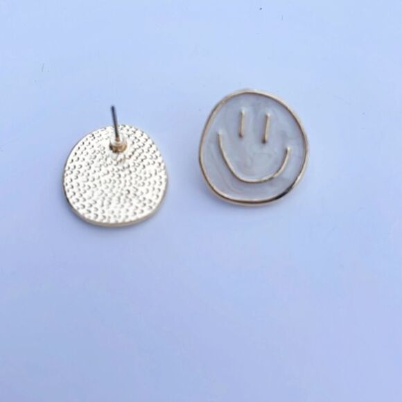 Smiley face stud earrings A24 - Picture 3 of 4
